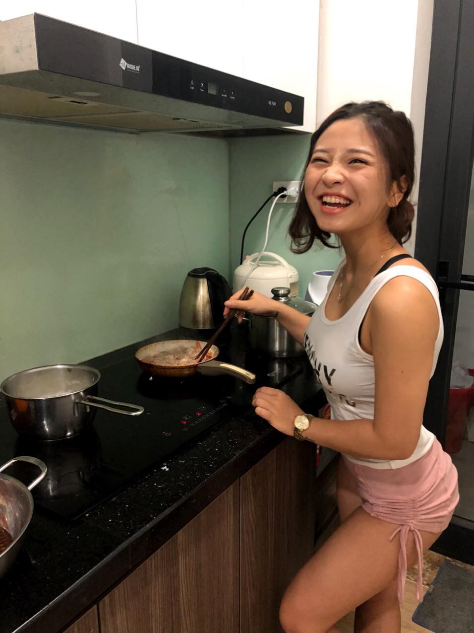 9X xinh đẹp khoe bắp tay cuồn cuộn nhưng thân hình đồng hồ cát mới là điều khiến dân tình chú ý