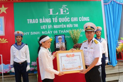 Lễ truy điệu người lính tàu ngầm Kilo Việt Nam đầu tiên hy sinh: Nước mắt vợ trẻ, con thơ