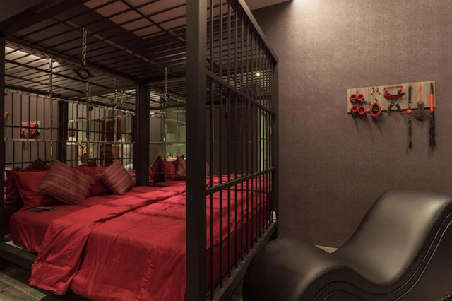 Buộc chủ nhà nghỉ tháo dụng cụ trang trí như phim 50 sắc thái