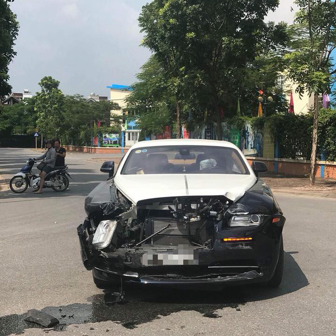 Hà Nội: Xế siêu sang Rolls-Royce Wraith nát đầu, Honda CRV lật ngửa bụng sau va chạm mạnh