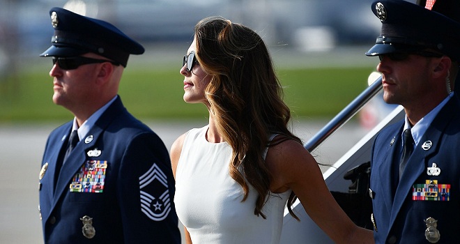 Cựu giám đốc truyền thông xinh đẹp của Trump sắp tái xuất?