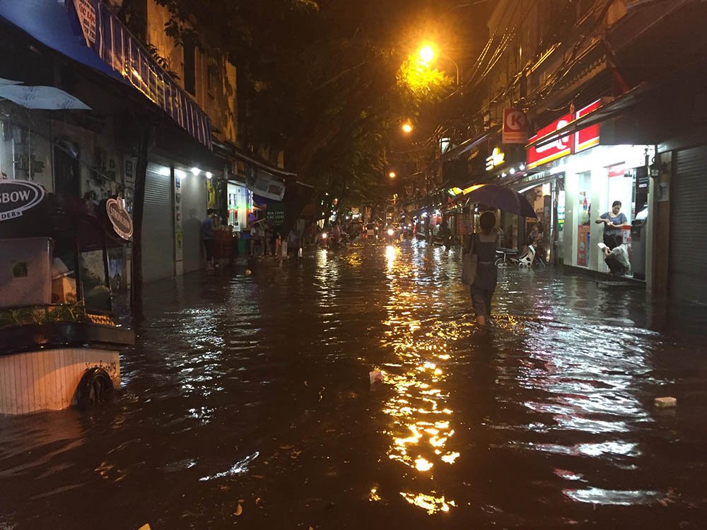 Hà Nội: Tối cuối tuần, phố Tây Tạ Hiện bì bõm trong nước