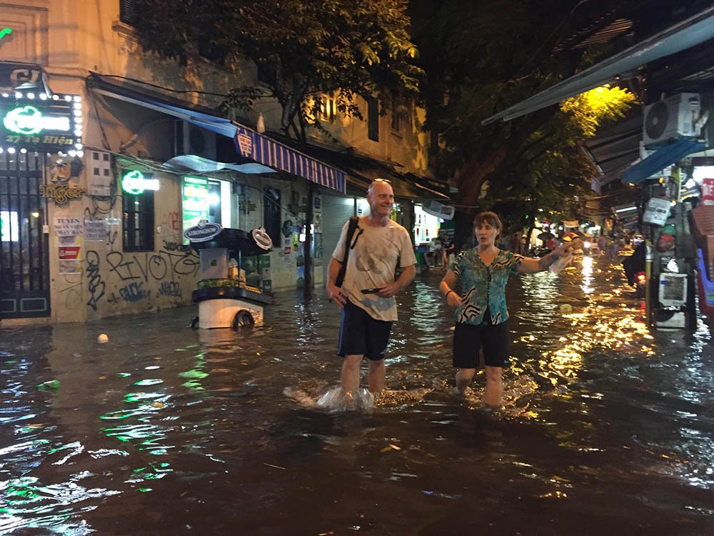 Hà Nội: Tối cuối tuần, phố Tây Tạ Hiện bì bõm trong nước