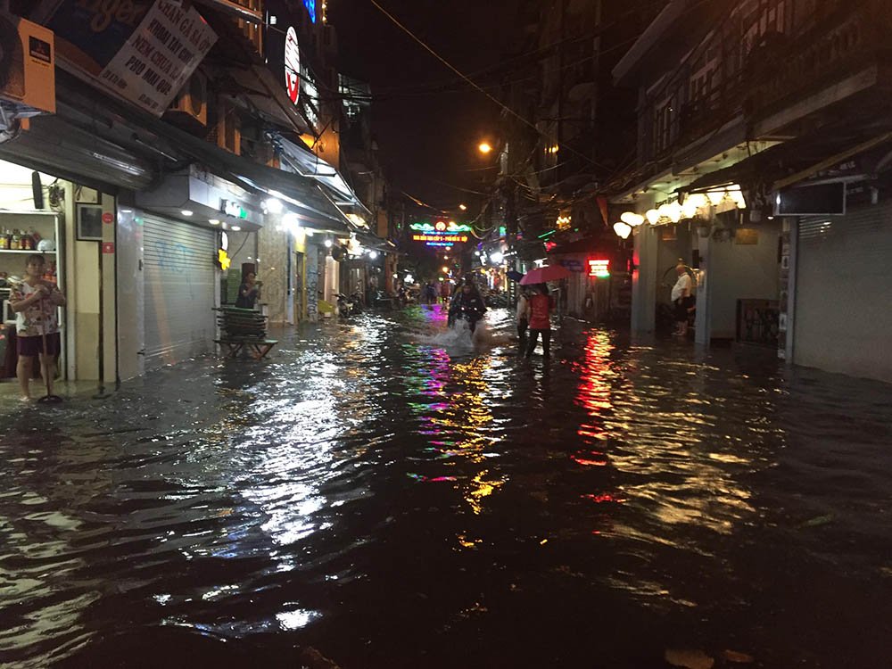 Hà Nội: Tối cuối tuần, phố Tây Tạ Hiện bì bõm trong nước