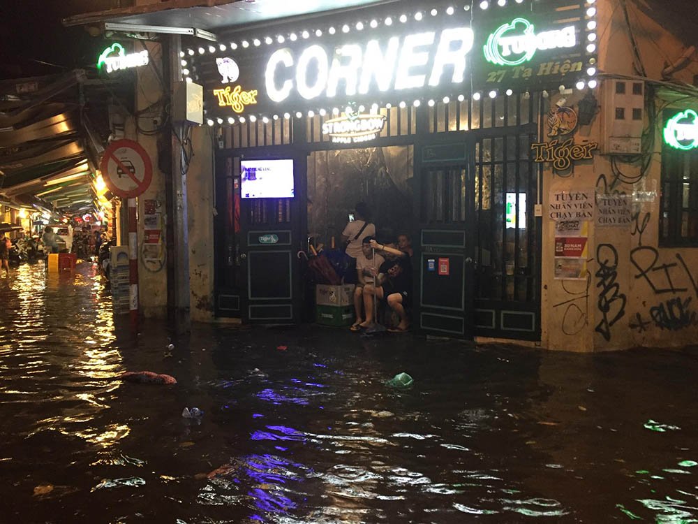 Hà Nội: Tối cuối tuần, phố Tây Tạ Hiện bì bõm trong nước