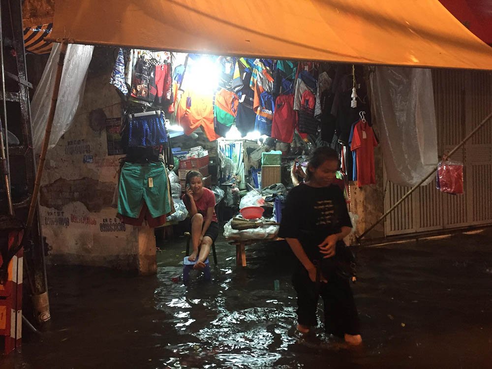 Hà Nội: Tối cuối tuần, phố Tây Tạ Hiện bì bõm trong nước