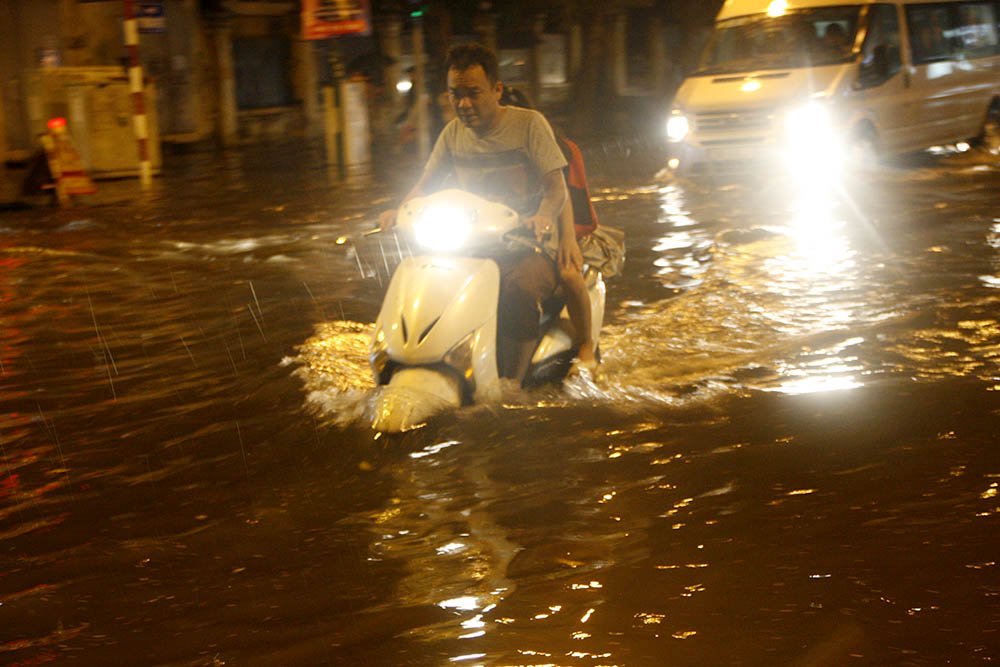 Hà Nội: Tối cuối tuần, phố Tây Tạ Hiện bì bõm trong nước