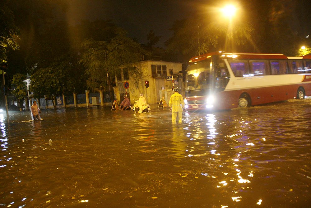 Hà Nội: Tối cuối tuần, phố Tây Tạ Hiện bì bõm trong nước