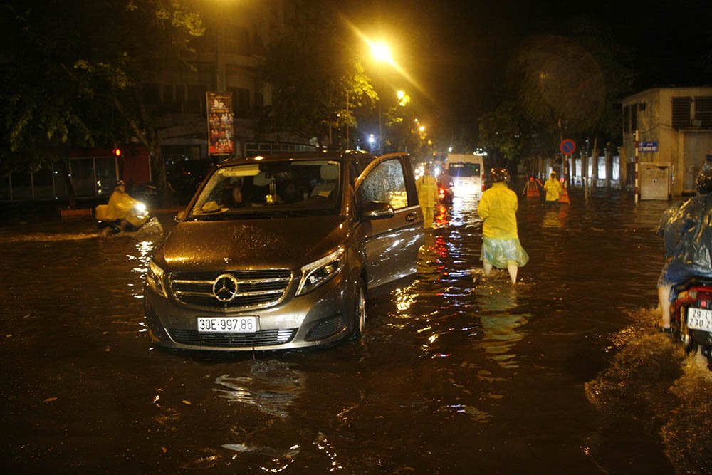 Hà Nội: Tối cuối tuần, phố Tây Tạ Hiện bì bõm trong nước