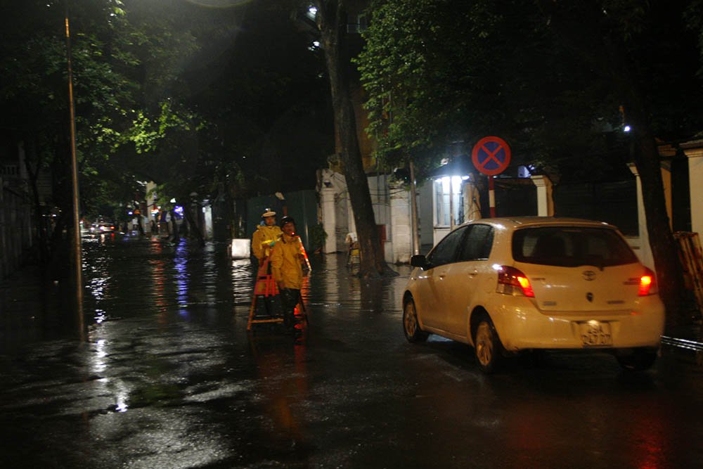 Hà Nội: Tối cuối tuần, phố Tây Tạ Hiện bì bõm trong nước