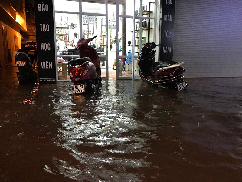 Hà Nội: Tối cuối tuần, phố Tây Tạ Hiện bì bõm trong nước