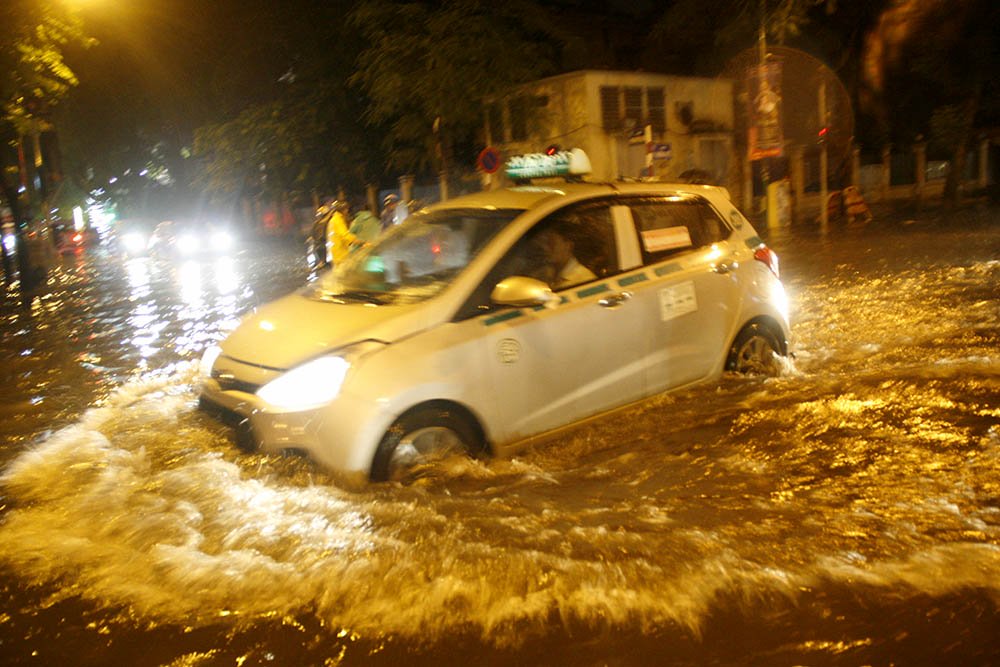 Hà Nội: Tối cuối tuần, phố Tây Tạ Hiện bì bõm trong nước