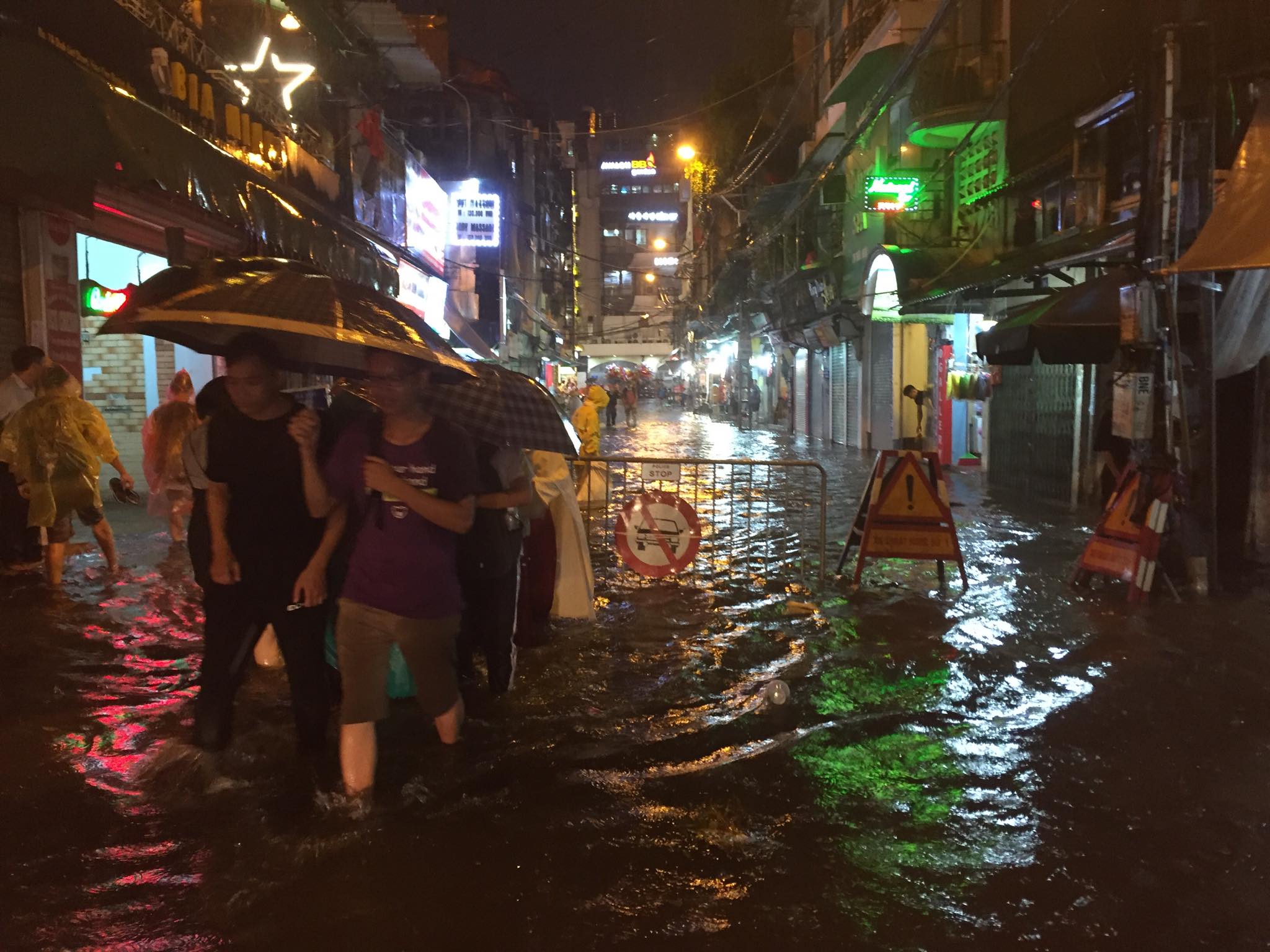 Hà Nội: Tối cuối tuần, phố Tây Tạ Hiện bì bõm trong nước