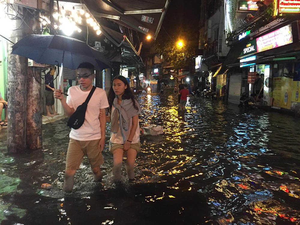 Hà Nội: Tối cuối tuần, phố Tây Tạ Hiện bì bõm trong nước