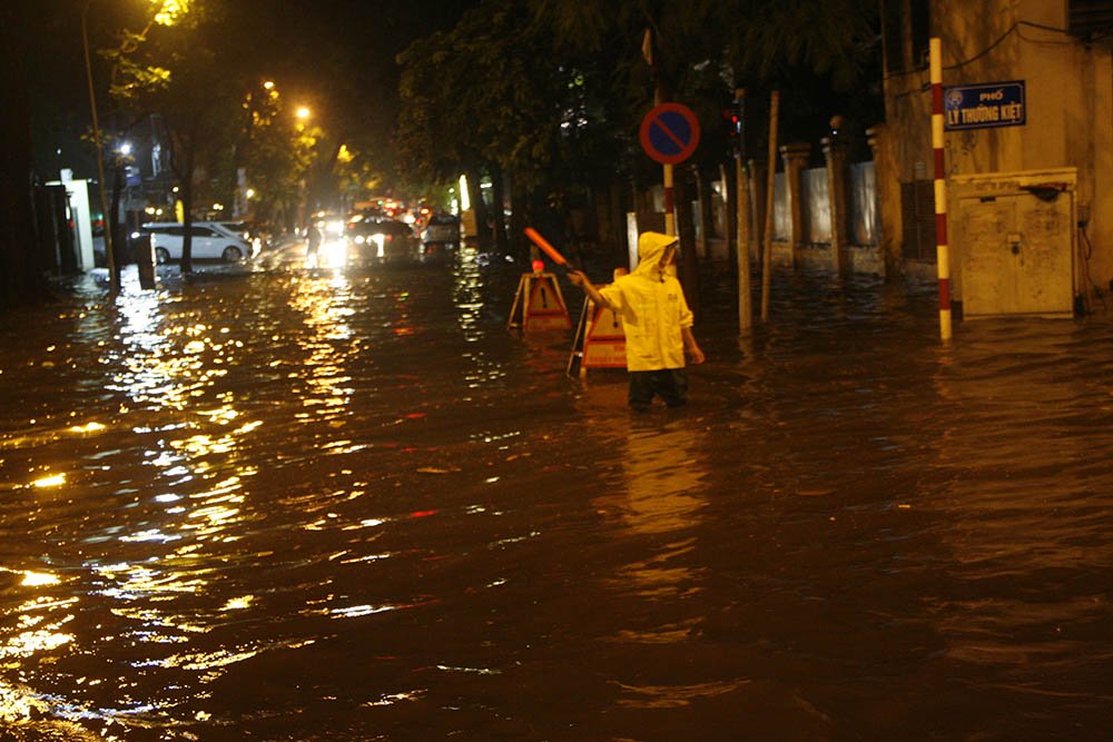 Hà Nội: Tối cuối tuần, phố Tây Tạ Hiện bì bõm trong nước