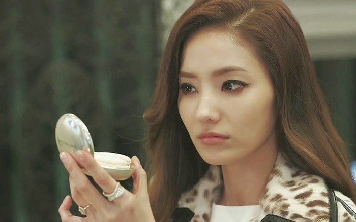 Cô bồ trơ trẽn đòi tôi trả tự do cho chồng, tôi chỉ nhếch mép cười và nói câu này khiến cô ta tắt điện