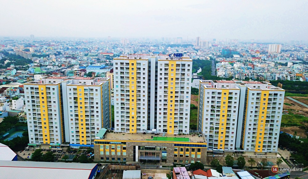 Chung cư Carina đổi màu áo từ xanh sang vàng, cư dân vẫn chưa thể về nhà sau vụ cháy thảm khốc 13 người chết