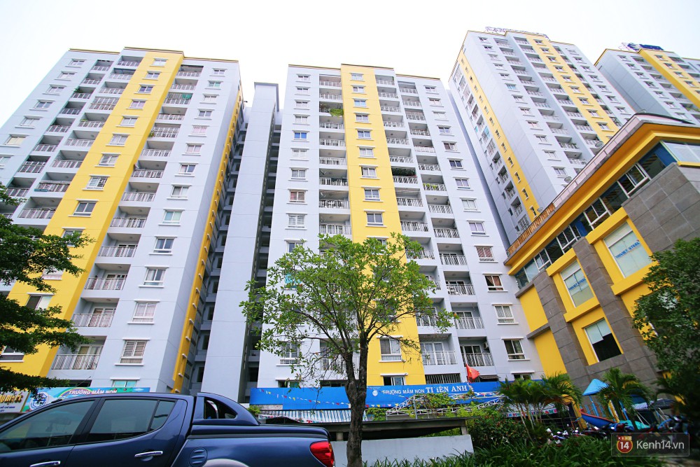 Chung cư Carina đổi màu áo từ xanh sang vàng, cư dân vẫn chưa thể về nhà sau vụ cháy thảm khốc 13 người chết