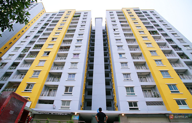 Chung cư Carina đổi màu áo từ xanh sang vàng, cư dân vẫn chưa thể về nhà sau vụ cháy thảm khốc 13 người chết