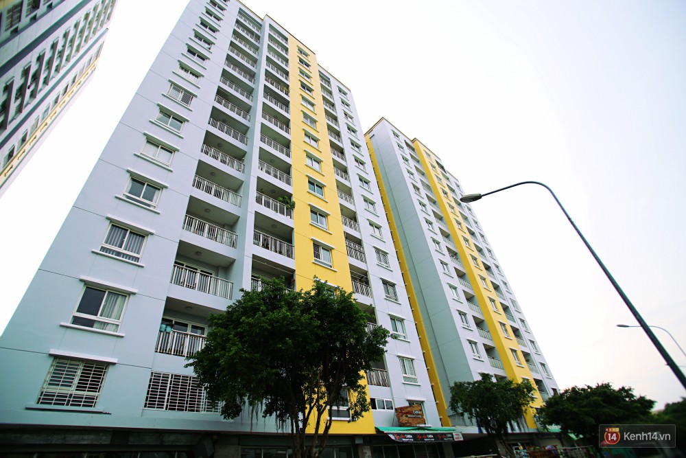 Chung cư Carina đổi màu áo từ xanh sang vàng, cư dân vẫn chưa thể về nhà sau vụ cháy thảm khốc 13 người chết