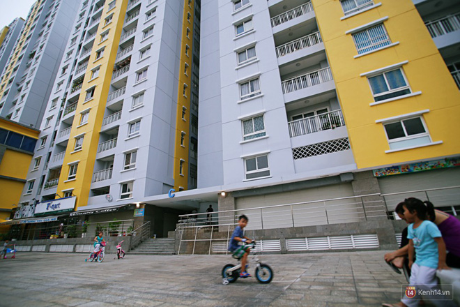 Chung cư Carina đổi màu áo từ xanh sang vàng, cư dân vẫn chưa thể về nhà sau vụ cháy thảm khốc 13 người chết