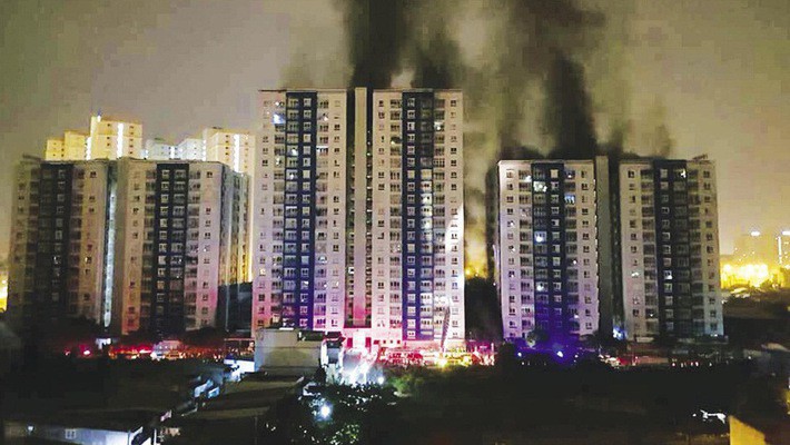 Chung cư Carina đổi màu áo từ xanh sang vàng, cư dân vẫn chưa thể về nhà sau vụ cháy thảm khốc 13 người chết Chung cư Carina đổi màu áo từ xanh sang vàng, cư dân vẫn chưa thể về nhà sau vụ cháy thảm khốc 13 người chết