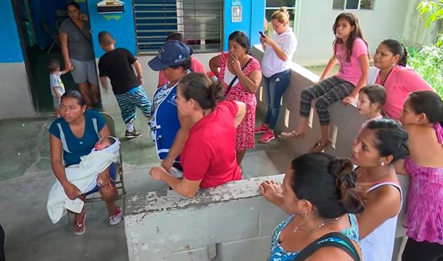 Đang tổ chức đám tang cho con gái, mẹ hoảng hốt thấy con choàng mở mắt trên tay mình