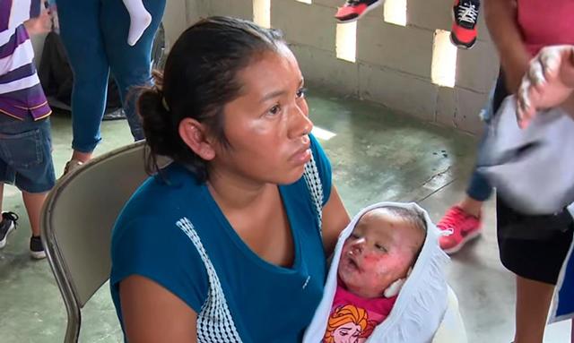 Đang tổ chức đám tang cho con gái, mẹ hoảng hốt thấy con choàng mở mắt trên tay mình