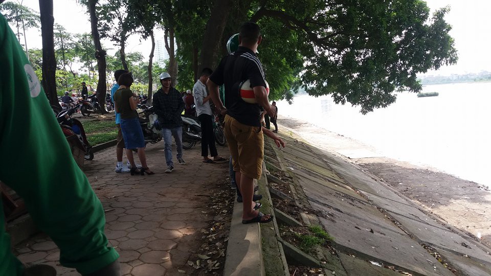 Hà Nội: Người dân hiếu kì xem thi thể một phụ nữ nổi trên hồ Linh Đàm