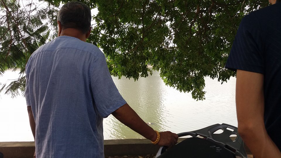 Hà Nội: Người dân hiếu kì xem thi thể một phụ nữ nổi trên hồ Linh Đàm