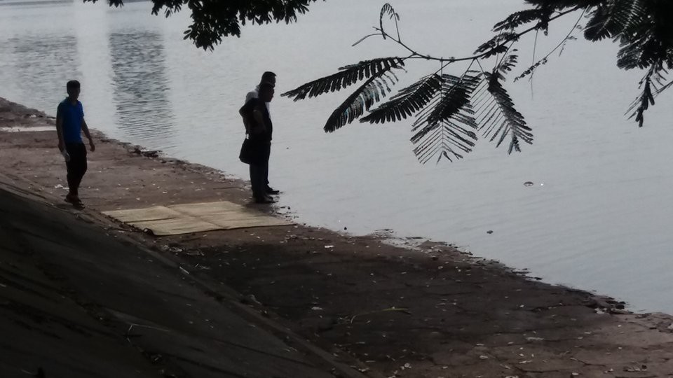 Hà Nội: Người dân hiếu kì xem thi thể một phụ nữ nổi trên hồ Linh Đàm