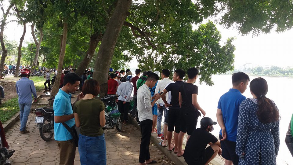 Hà Nội: Người dân hiếu kì xem thi thể một phụ nữ nổi trên hồ Linh Đàm