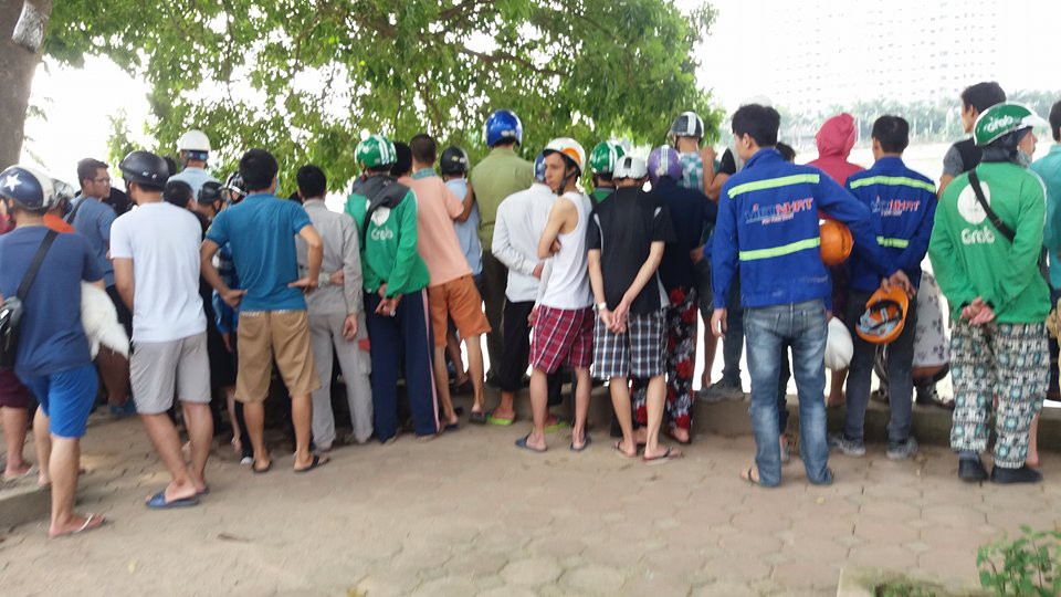 Hà Nội: Người dân hiếu kì xem thi thể một phụ nữ nổi trên hồ Linh Đàm