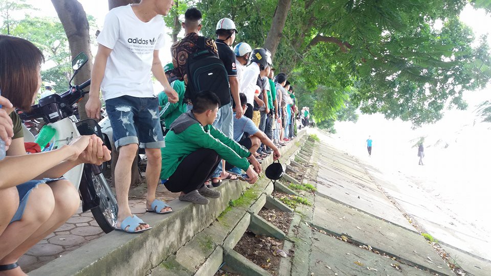 Hà Nội: Người dân hiếu kì xem thi thể một phụ nữ nổi trên hồ Linh Đàm