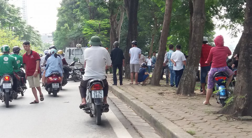 Hà Nội: Người dân hiếu kì xem thi thể một phụ nữ nổi trên hồ Linh Đàm