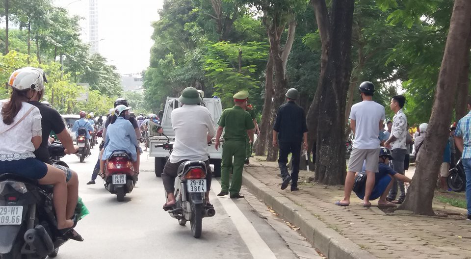 Hà Nội: Người dân hiếu kì xem thi thể một phụ nữ nổi trên hồ Linh Đàm