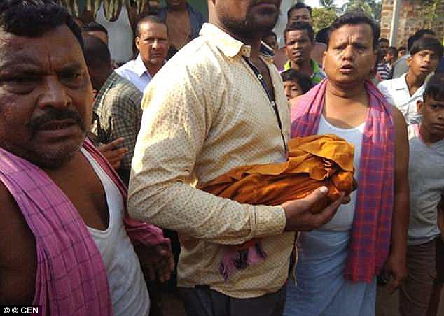 Em bé trên mặt nhiều vết bầm tím, bị một con khỉ giật lấy, ghì chặt xuống đất, không cho một ai đến gần