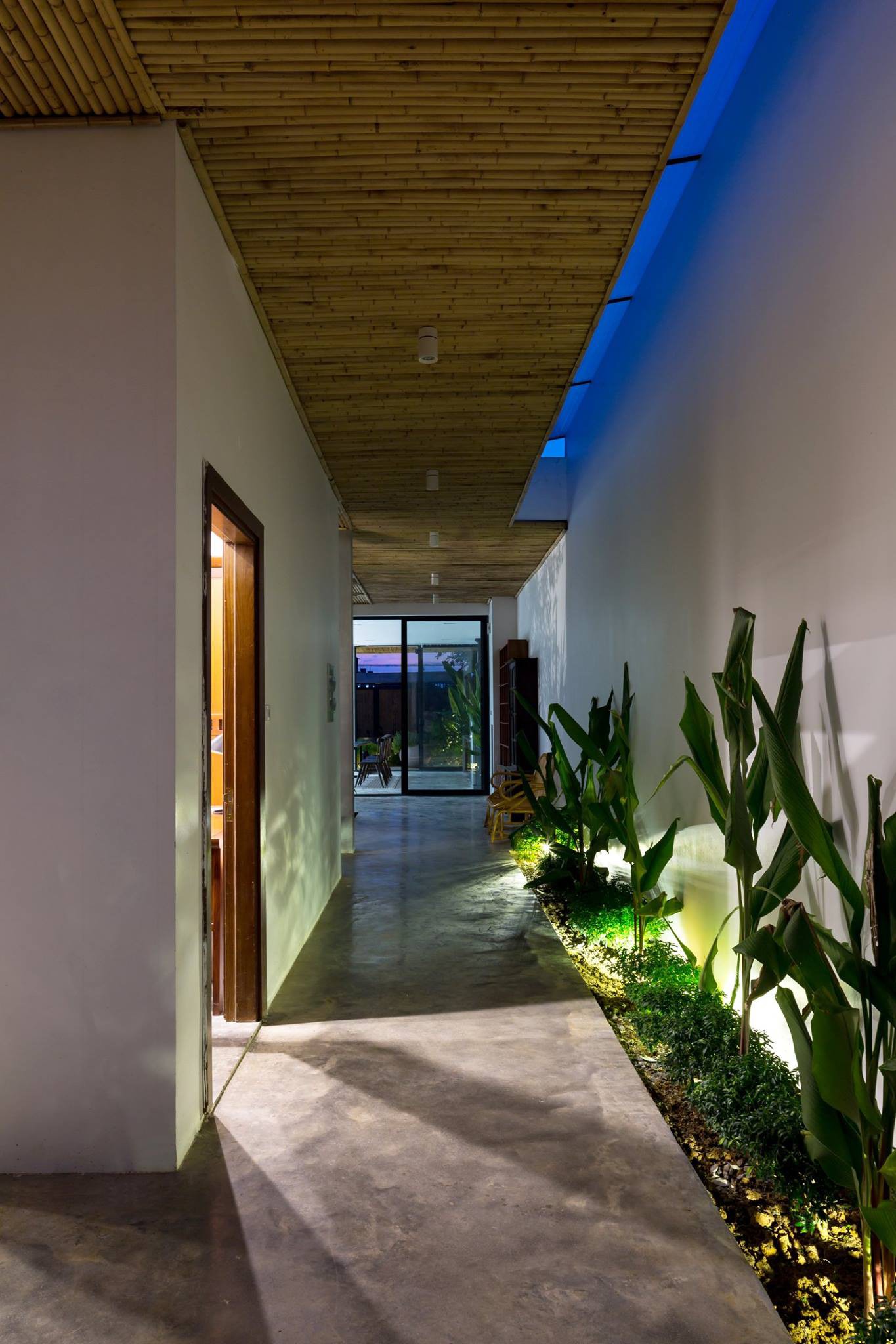 Ngôi nhà cấp 4 chan hòa ánh nắng và cây xanh mang lại vẻ yên bình đến khó tin ở Hà Nội