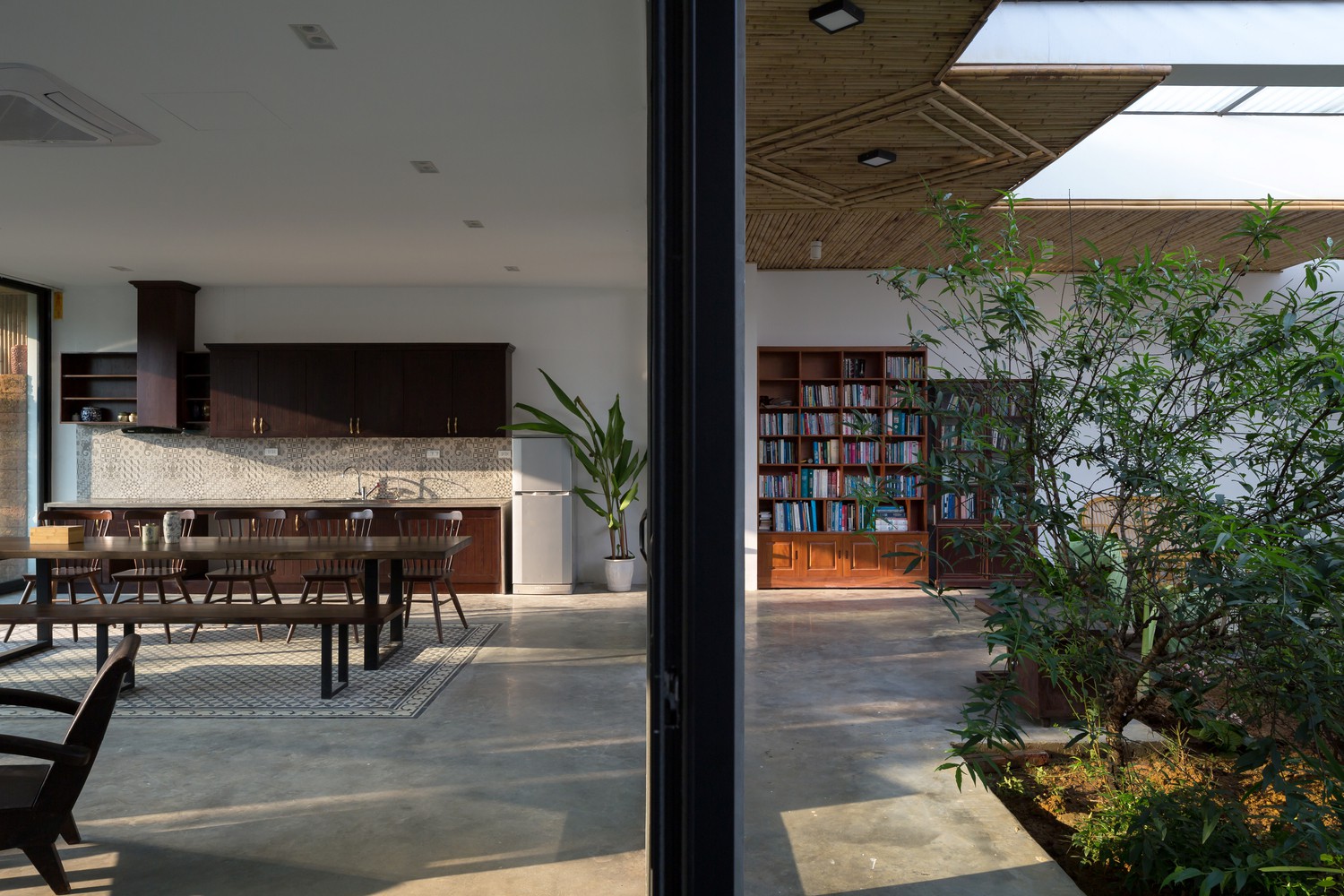 Ngôi nhà cấp 4 chan hòa ánh nắng và cây xanh mang lại vẻ yên bình đến khó tin ở Hà Nội