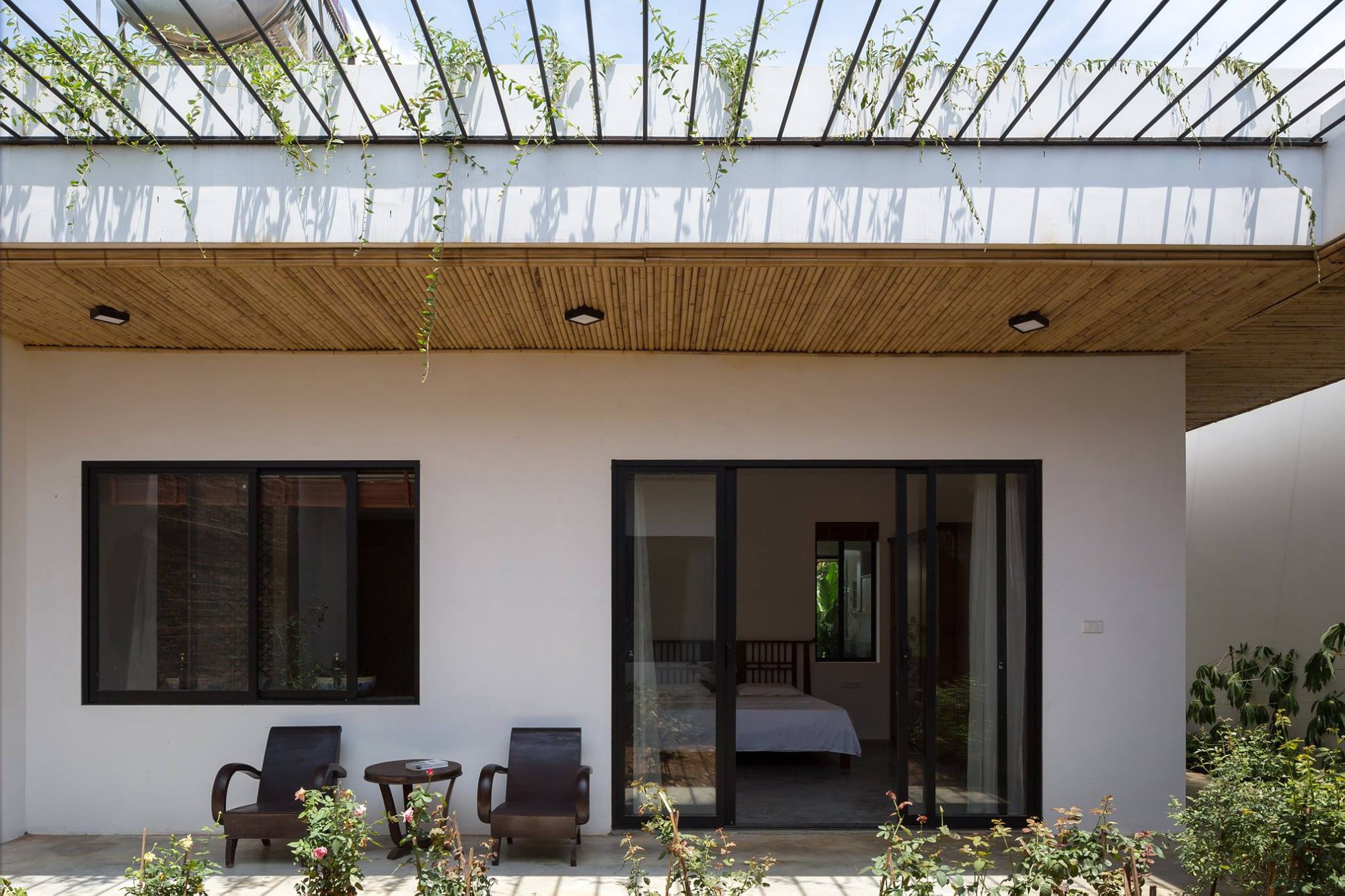 Ngôi nhà cấp 4 chan hòa ánh nắng và cây xanh mang lại vẻ yên bình đến khó tin ở Hà Nội