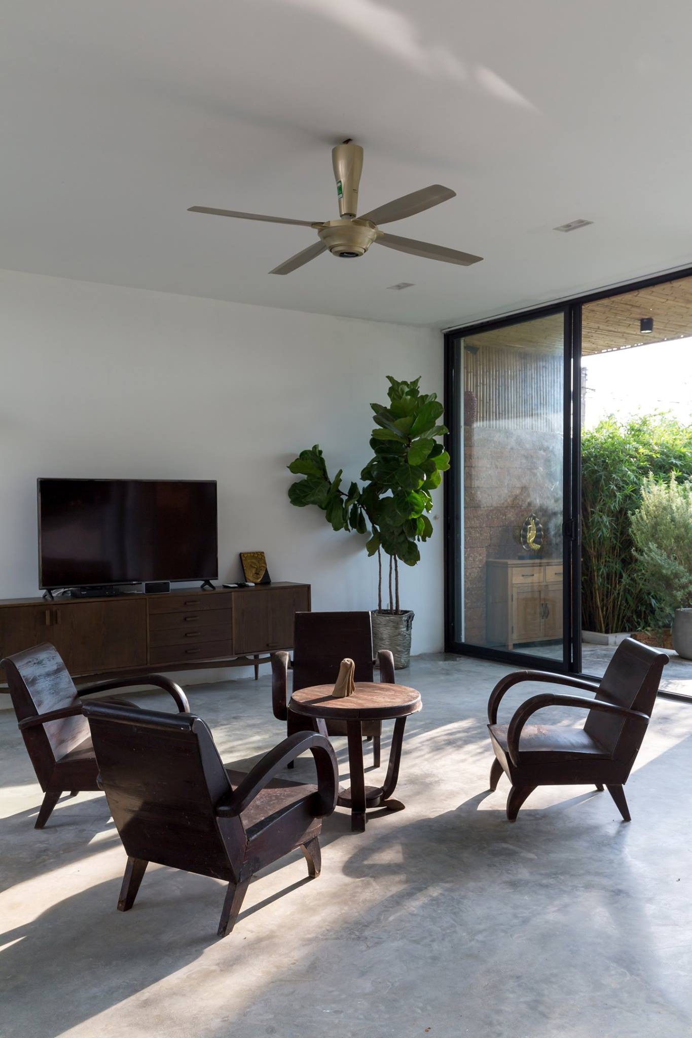 Ngôi nhà cấp 4 chan hòa ánh nắng và cây xanh mang lại vẻ yên bình đến khó tin ở Hà Nội