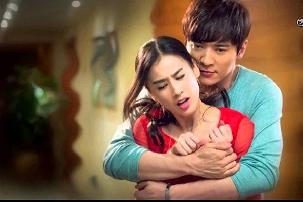 Gặp chồng đèo bồ trên phố, vợ không dám đánh ghen nhưng sau đó lại tung chiêu một mũi tên trúng hai đích