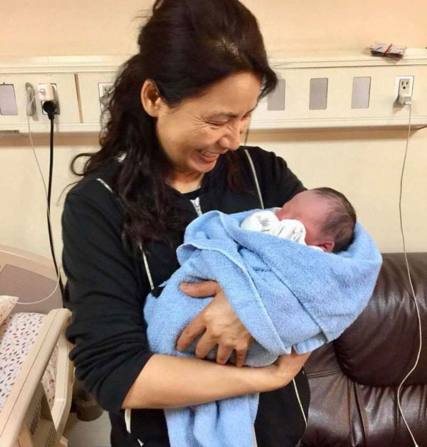 Chăm con dâu đẻ, mẹ chồng nấu trăm món bưng tận giường, kết quả cháu trai 5,6kg sau 2 tháng