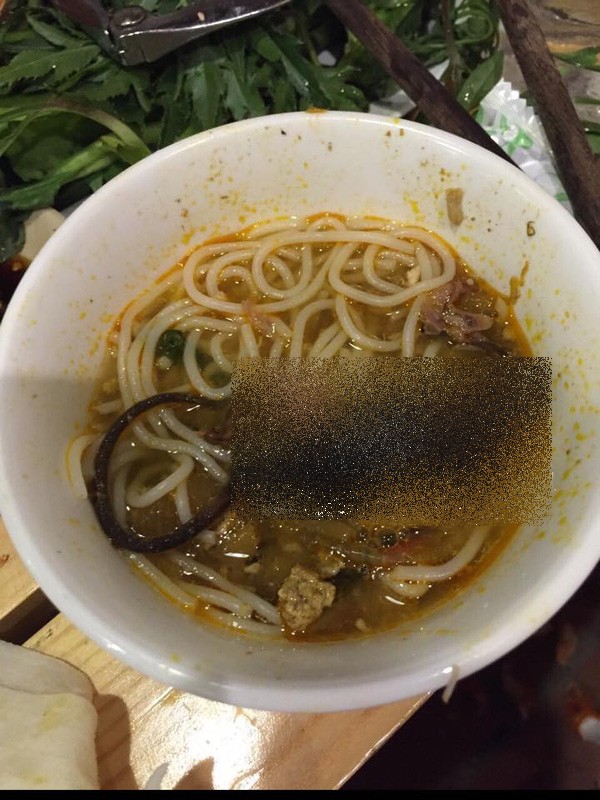 Đang tận hưởng bát bún cá ngon lành, thực khách suýt nghẹn khi nuốt phải chiếc bóng cá kinh dị