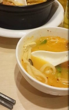 Đang tận hưởng bát bún cá ngon lành, thực khách suýt nghẹn khi nuốt phải chiếc bóng cá kinh dị