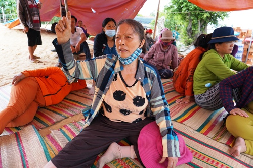 Người dân Quảng Ngãi dùng quan tài chặn xe chở rác vào nhà máy