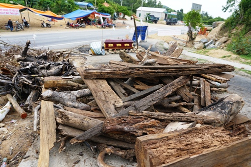 Người dân Quảng Ngãi dùng quan tài chặn xe chở rác vào nhà máy