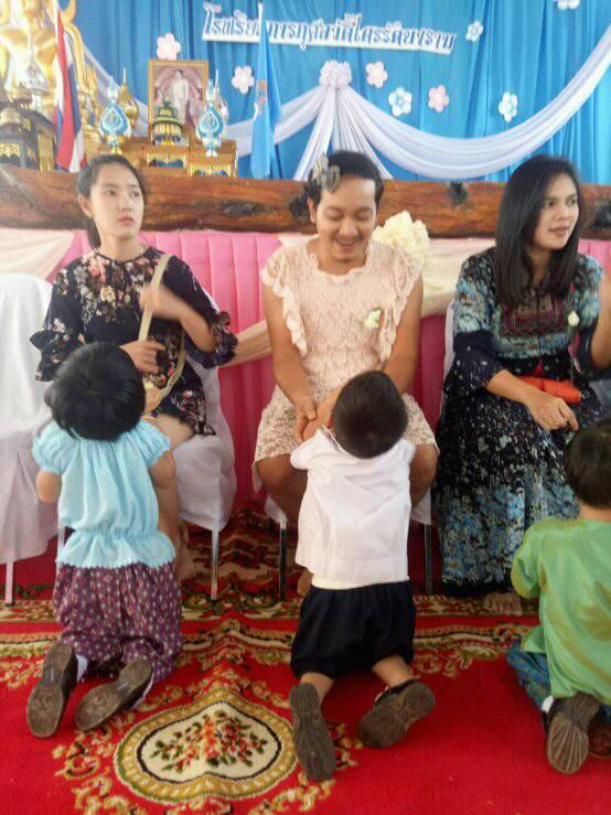 Ông bố mặc váy ren, cài nơ tóc, cười tít khi đến trường con trai, dân mạng cảm động rơi nước mắt khi biết nguyên nhân thực sự phía sau