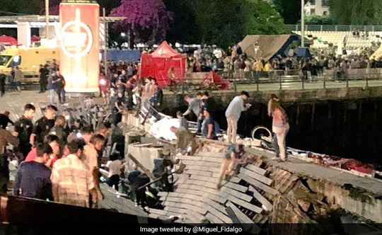 Bảng hiệu đột ngột rơi xuống, đè chết 3 người đi đường