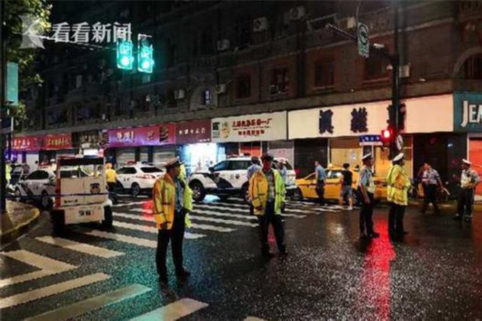 Bảng hiệu đột ngột rơi xuống, đè chết 3 người đi đường